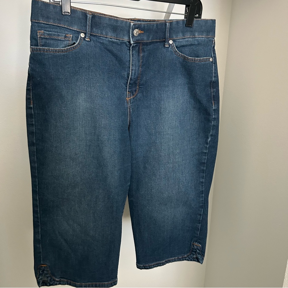 Gloria Vanderbilt Light Blue Denim Capris  All-Around Slimming Effect